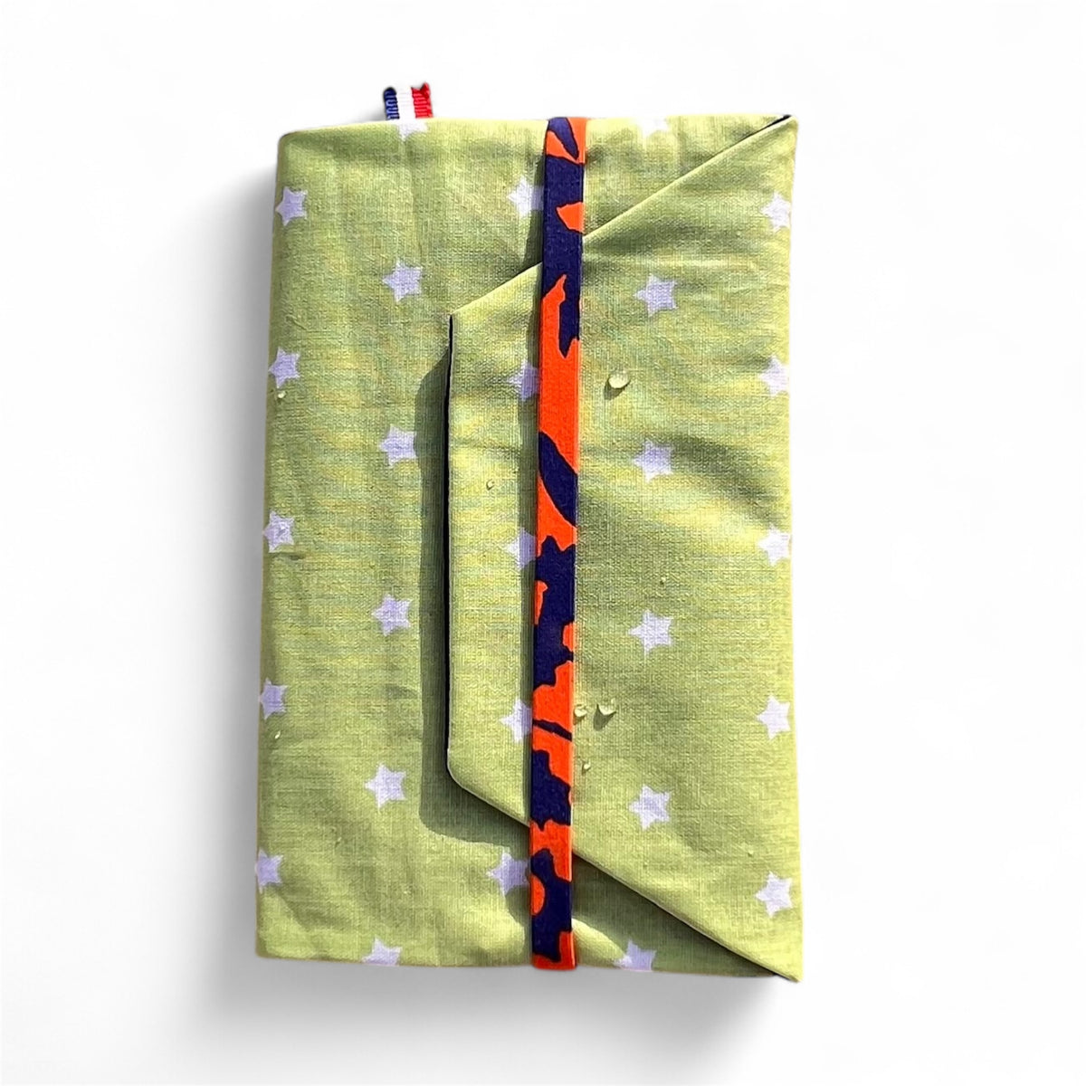 Couvre livre tissu vert anis étoilée en tissu imperméable fait maison