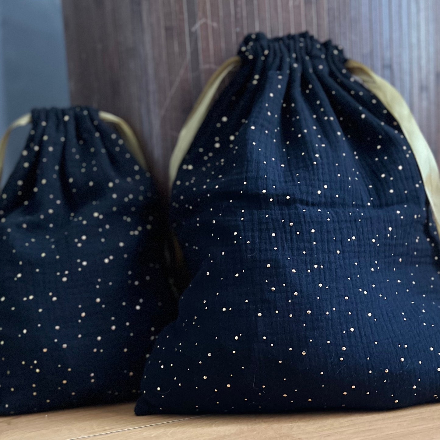 sac pochon en coton noir et étoilé