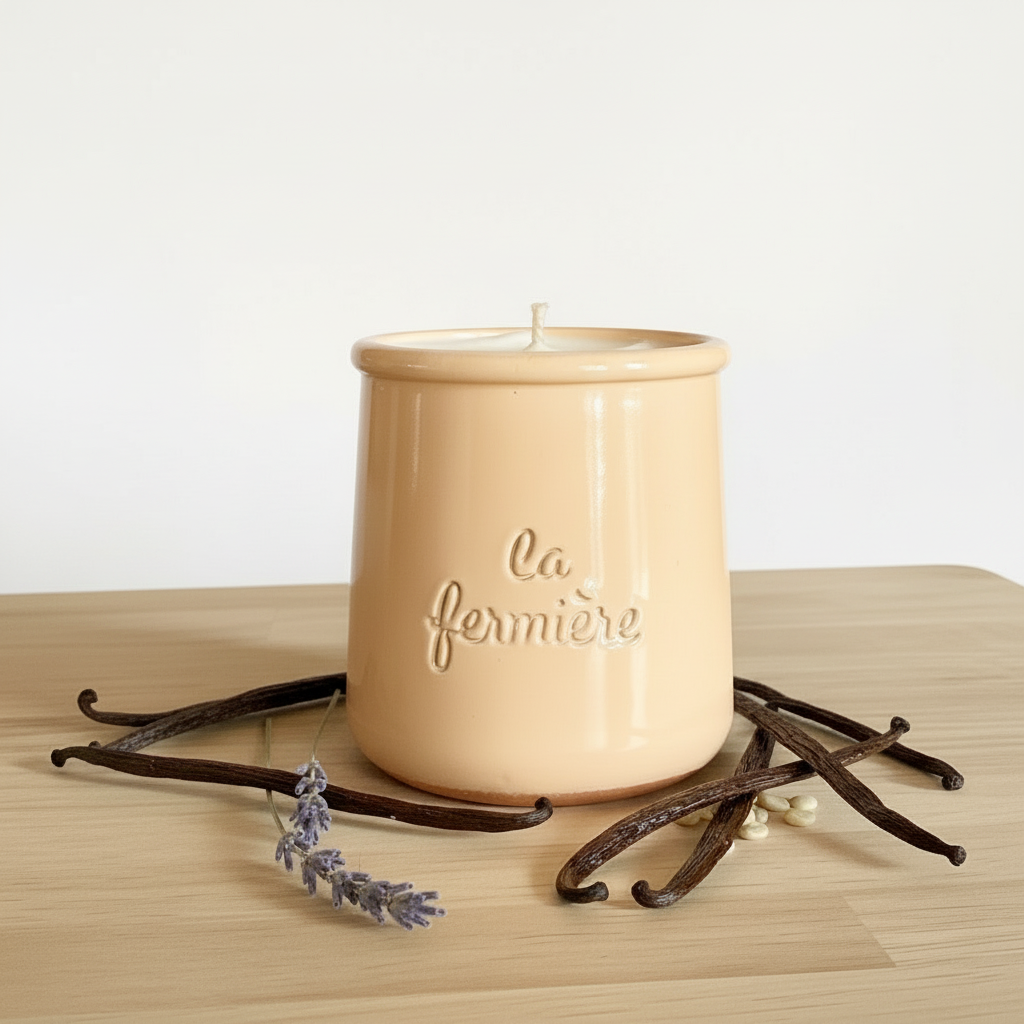 Bougie Artisanale en Cire Végétale – Pot de Yaourt en Terre Cuite Recyclé – Parfums Vanille ou Pain d’Épices (120 g)