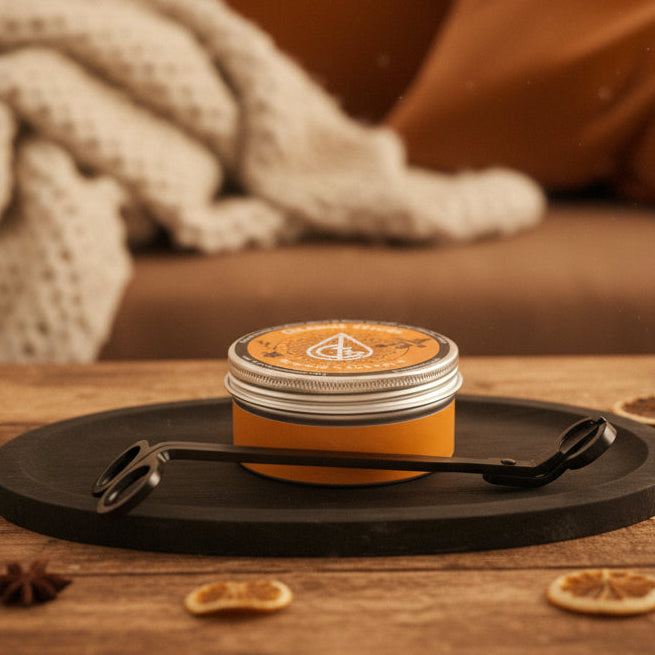 Bougie végétal parfum, orange, épicé, posé sur une table, ambiance, chaleureuse et cosy
