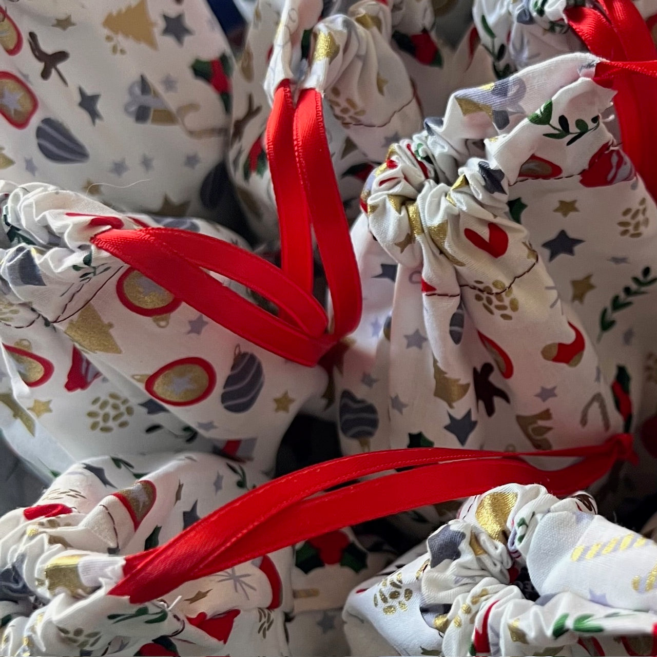 Bougie artisanale à la cire végétale, emballée dans un bouchon tissu coton, fait en France