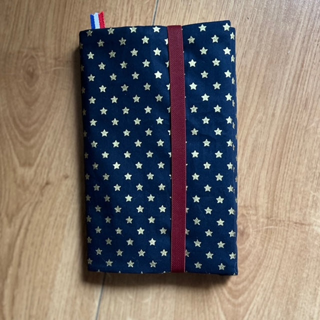 couvre livre de poche protege livre de poche en tissu motif etoiles dorees coton fait main