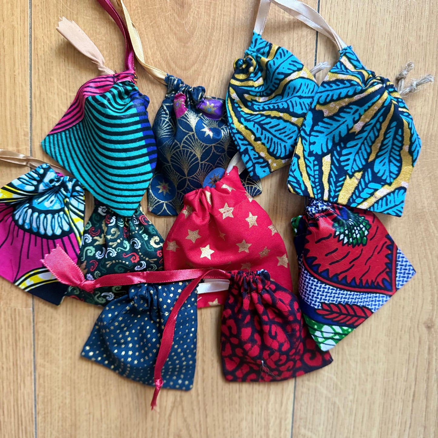 Lot de 100 petits pochons pochettes a bijoux en tissu Wax, style Japonais et multi couleurs idée cadeaux