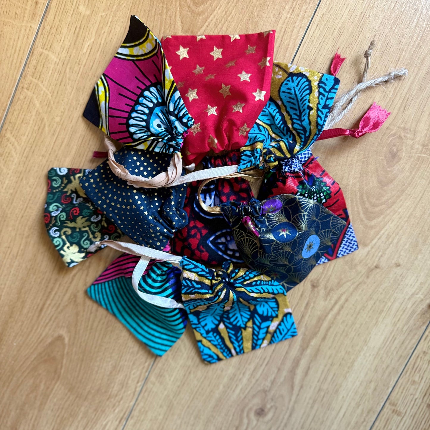 Lot de 100 petits pochons pochettes a bijoux en tissu Wax, style Japonais et multi couleurs idée cadeaux