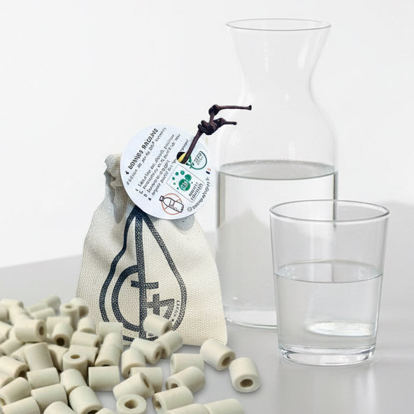 Les perles E M. Céramique, filtre, naturellement, l’eau de votre robinet, fini les bouteilles plastique lourdes a porter , fini la pollution plastique dans l’eau. Buvez une eau meilleure.