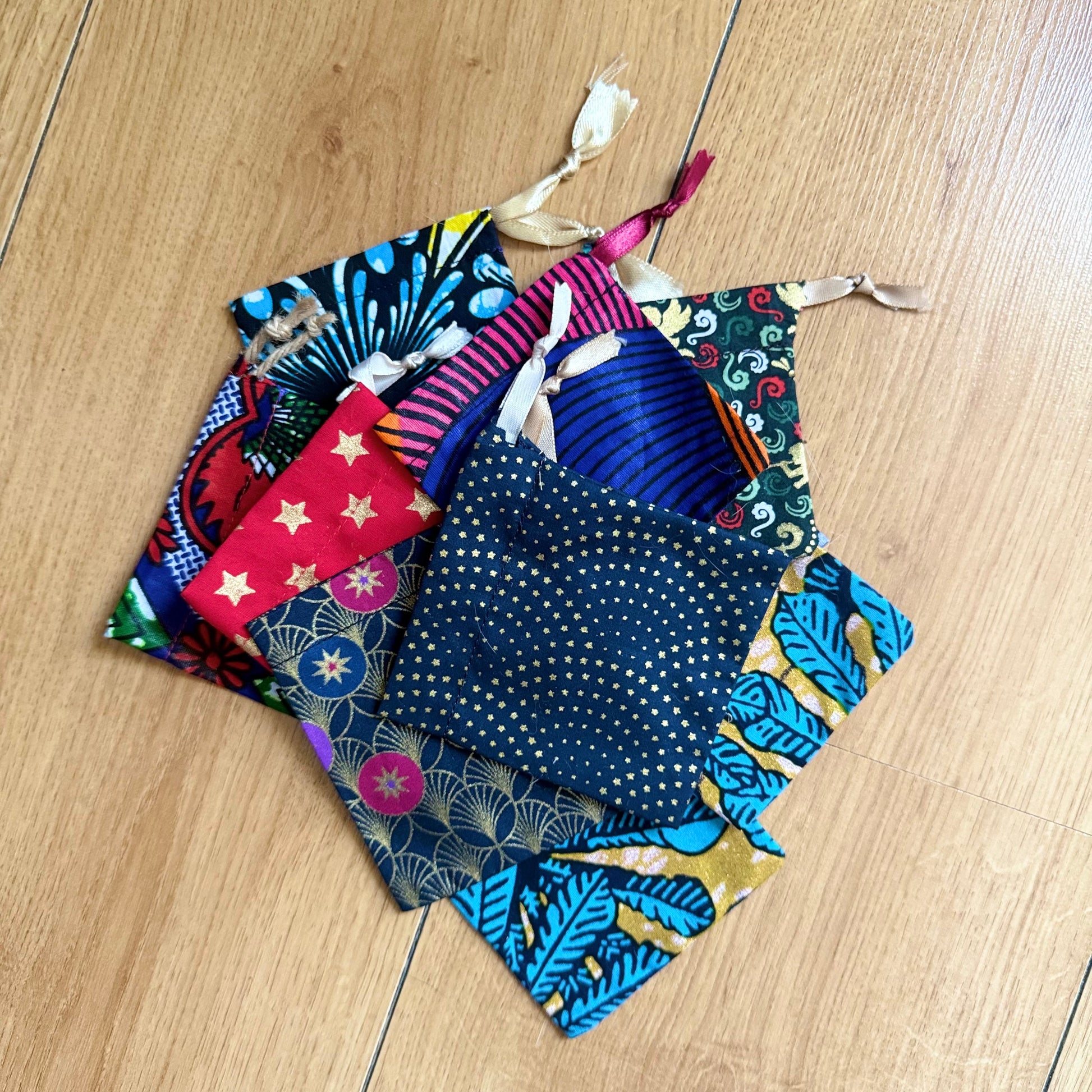 pochette a bijoux emballage cadeaux en coton , wax couleurs vives emblallage réutilisables