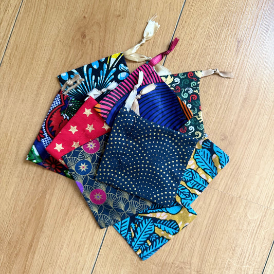pochette a bijoux emballage cadeaux en coton , wax couleurs vives emblallage réutilisables