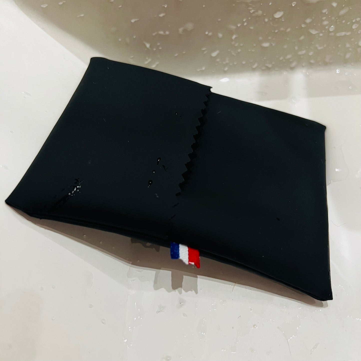 pochette savon reutilisable facile et impermeable a emporter en vacance dans la valise